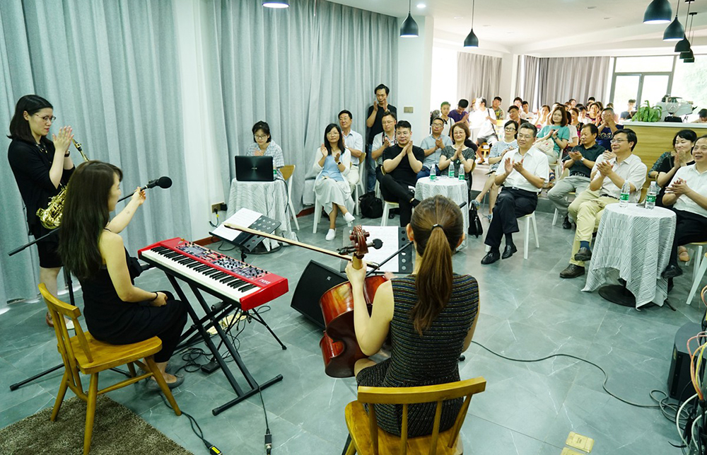 7月4日下午,著名青年音乐家荣辰初、青年萨克斯演奏家陈辛璐和青年大提琴演奏家朱琳走进我校艺术学院,为广大师生及音乐爱好者们带来了一场与众不同的音乐沙龙。校党委书记浦玉忠出席活动。 演出中,三位艺术家精心演绎了《Over the Rainbow》《The Swan》《牧歌》等7首曲目,展现了不凡的音乐功底与艺术驾驭能力。时而轻柔婉转,时而前卫个性,时而空灵悠扬,时而真实自然,她们用一把大提琴、一支萨克斯和一架键盘泡制了一杯杯唇齿留香的音乐下午茶,创造了一个美妙浪漫的音乐世界,征服了现场的每一位观众。 著名指