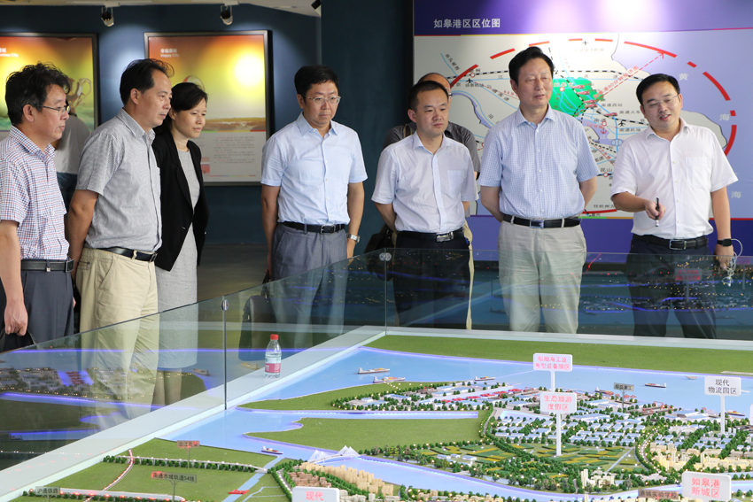 01校党委书记成长春一行调研如皋港规划馆.JPG