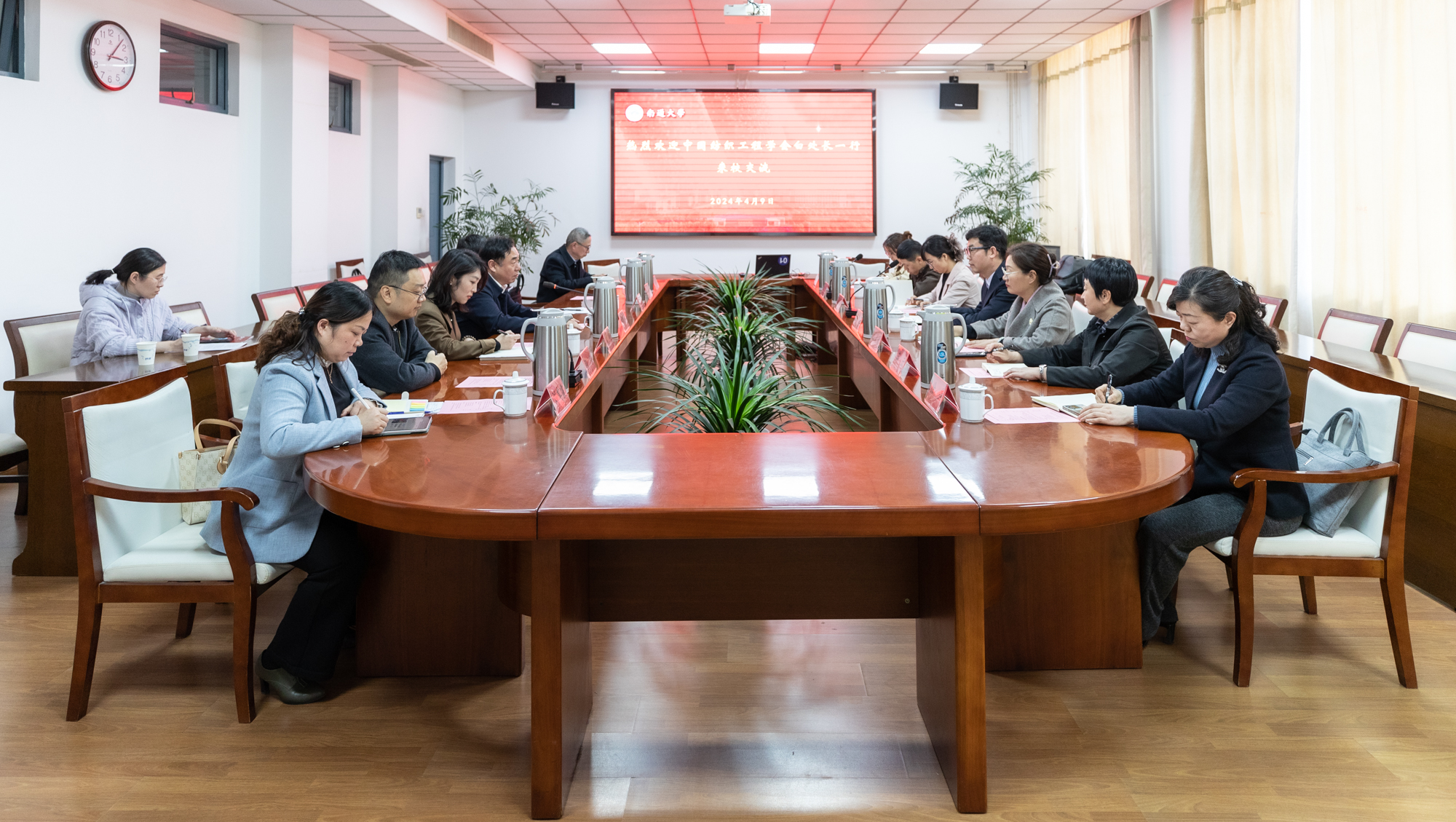 中国纺织工程学会来校调研交流