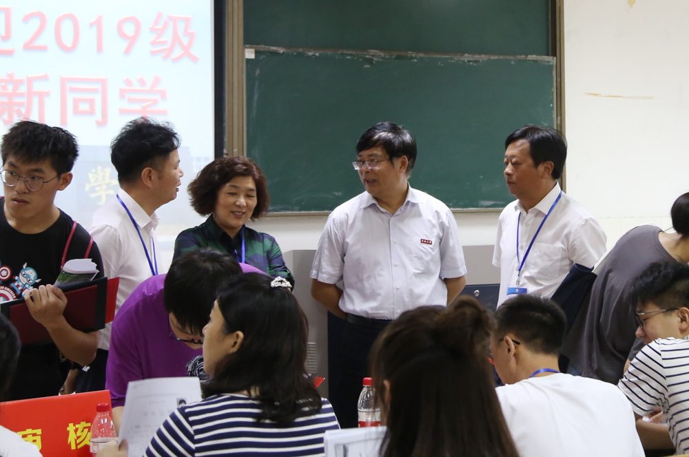 副校长董正超深入宿舍看望新生.