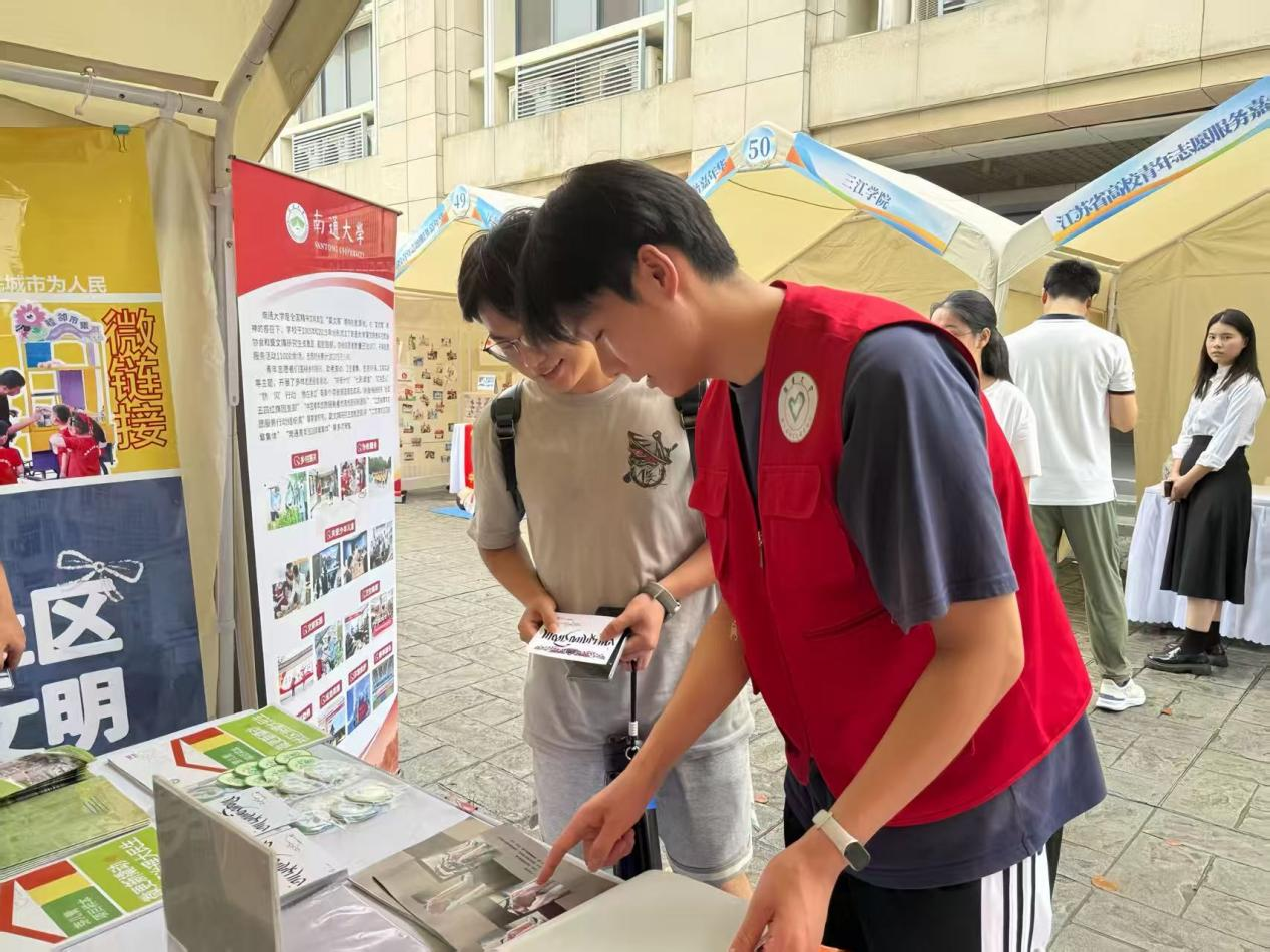 顾绍冯在介绍“云支教”项目